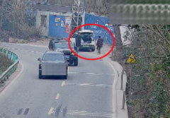 并且每次在工地门口将一