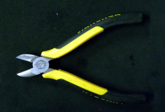 钳子的齿口也可用来紧固或拧松螺母