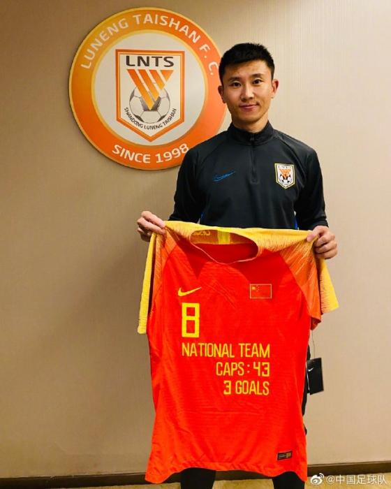 中国足球队致敬退役国脚周海滨与陈涛 回顾经典