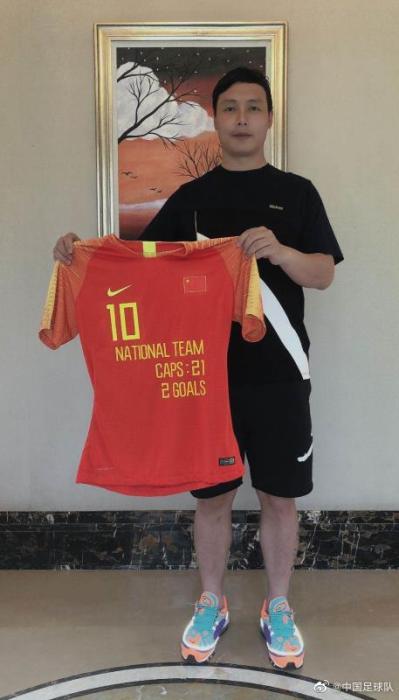 中国足球队致敬退役国脚周海滨与陈涛 回顾经典