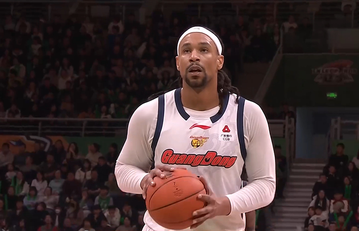 莫兰德21+13+4助率辽宁逆转深圳，广东球迷质疑杜